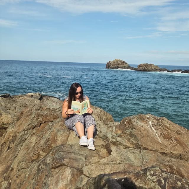 Alba Galiano leyendo frente al mar